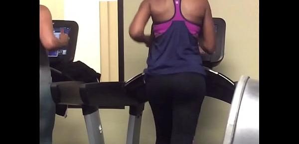  vouyer big booty at the gym jiggling on treadmill candid footage of bubble butt